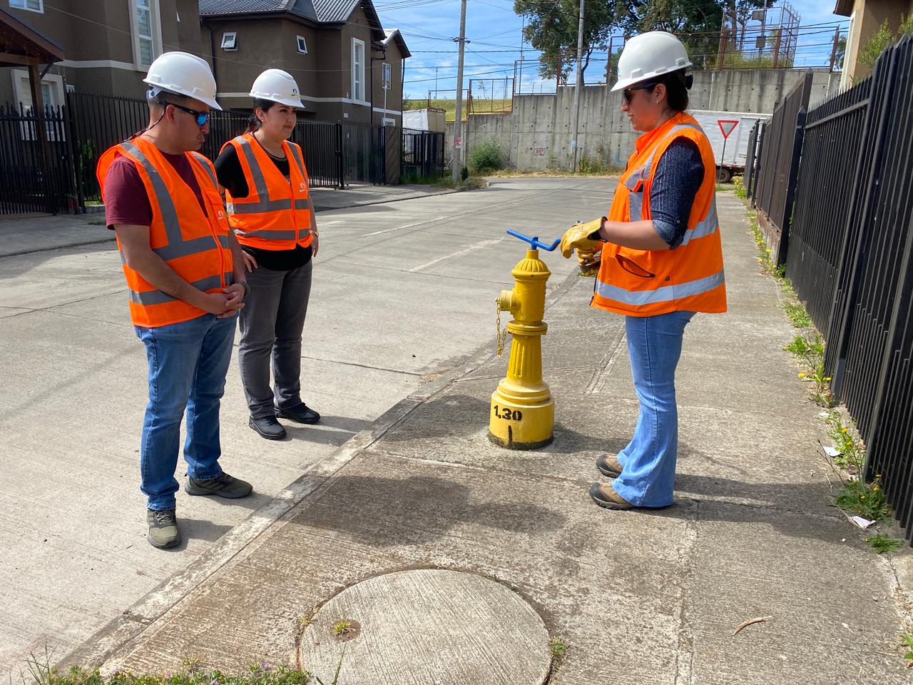 Junto-a-vecinos-revisamos-la-infraestructura-sanitaria-en-terreno